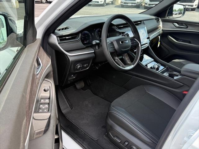 New 2026 Bright White Clear-Coat Exterior Paint Jeep Laredo image 4