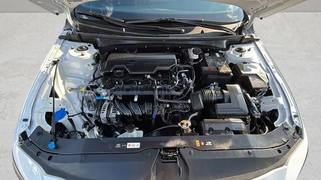 Used 2025 White Hyundai SEL Sport image 32