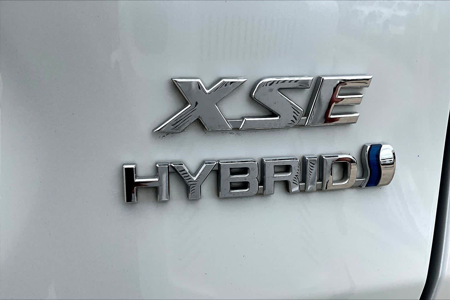 Used 2023 Wind Chill Pearl/Midnight Black Metallic Toyota Hybrid XSE image 10