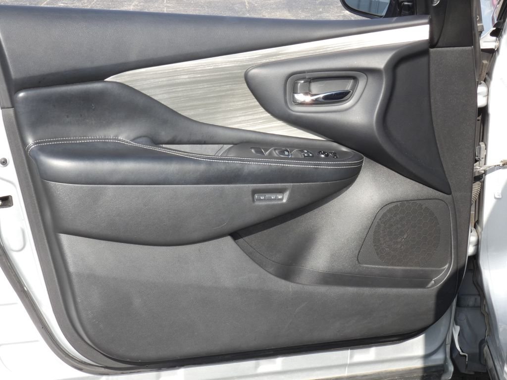 Used 2015 Silver Nissan SL image 8
