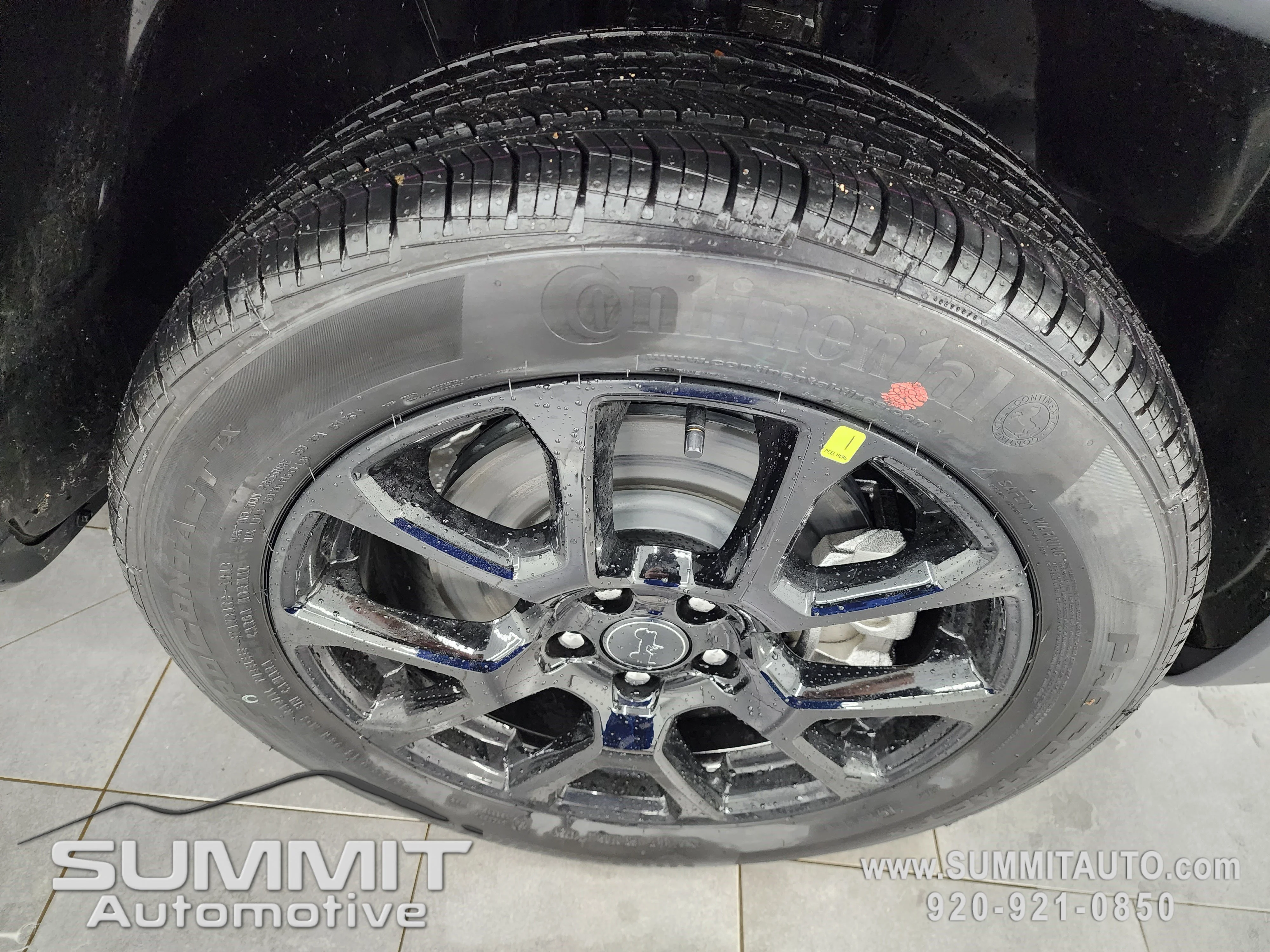 New 2026 Diamond Black Crystal Pearl-Coat Exterior Paint Jeep Latitude image 3