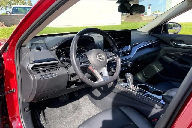 Used 2023 Scarlet Nissan 2.5 SR image 14