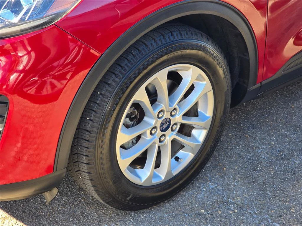 Used 2021 Red Ford SE image 19