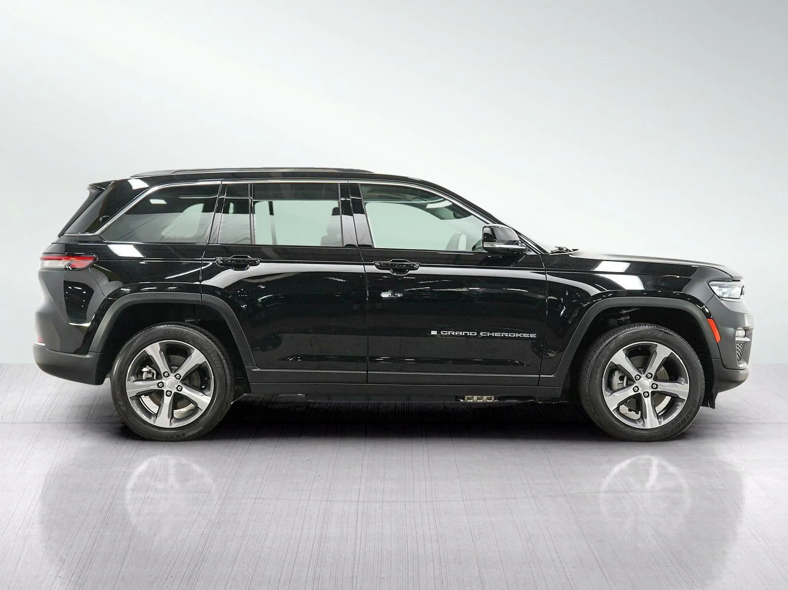 Used 2024 Diamond Black Crystal Pearlcoat Jeep 4xe image 6