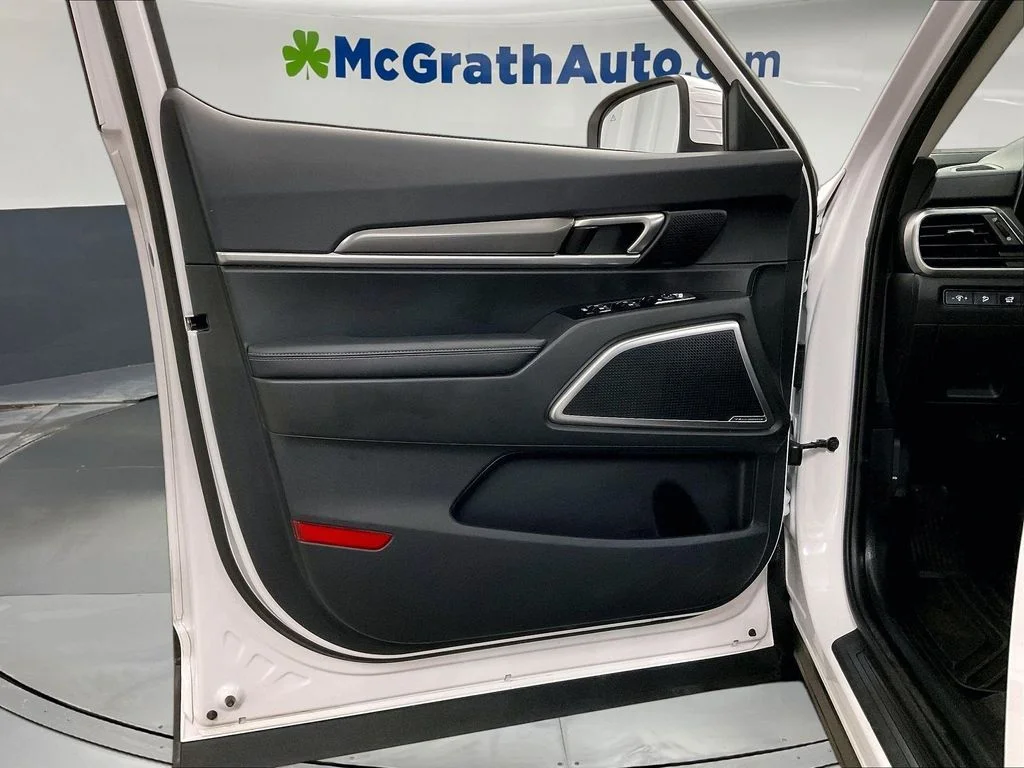 Used 2025 White Kia S image 27