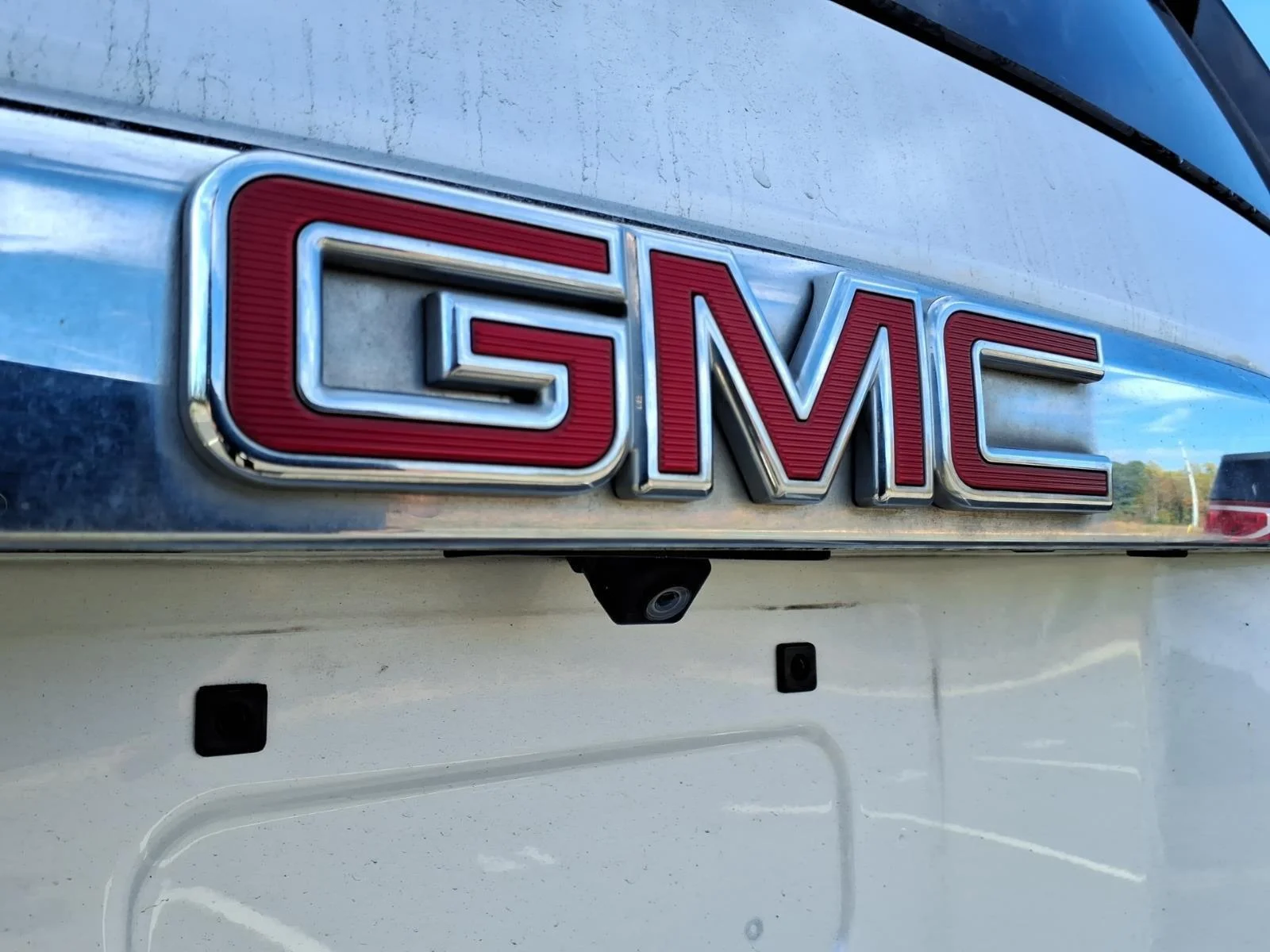 Used 2018 White Frost Tricoat GMC Denali image 16