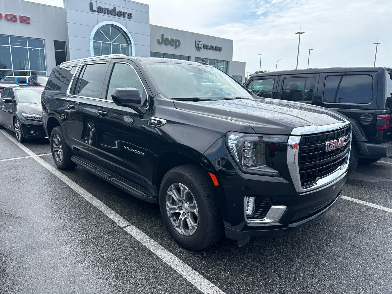 Used 2023 Onyx Black GMC SLE image 2