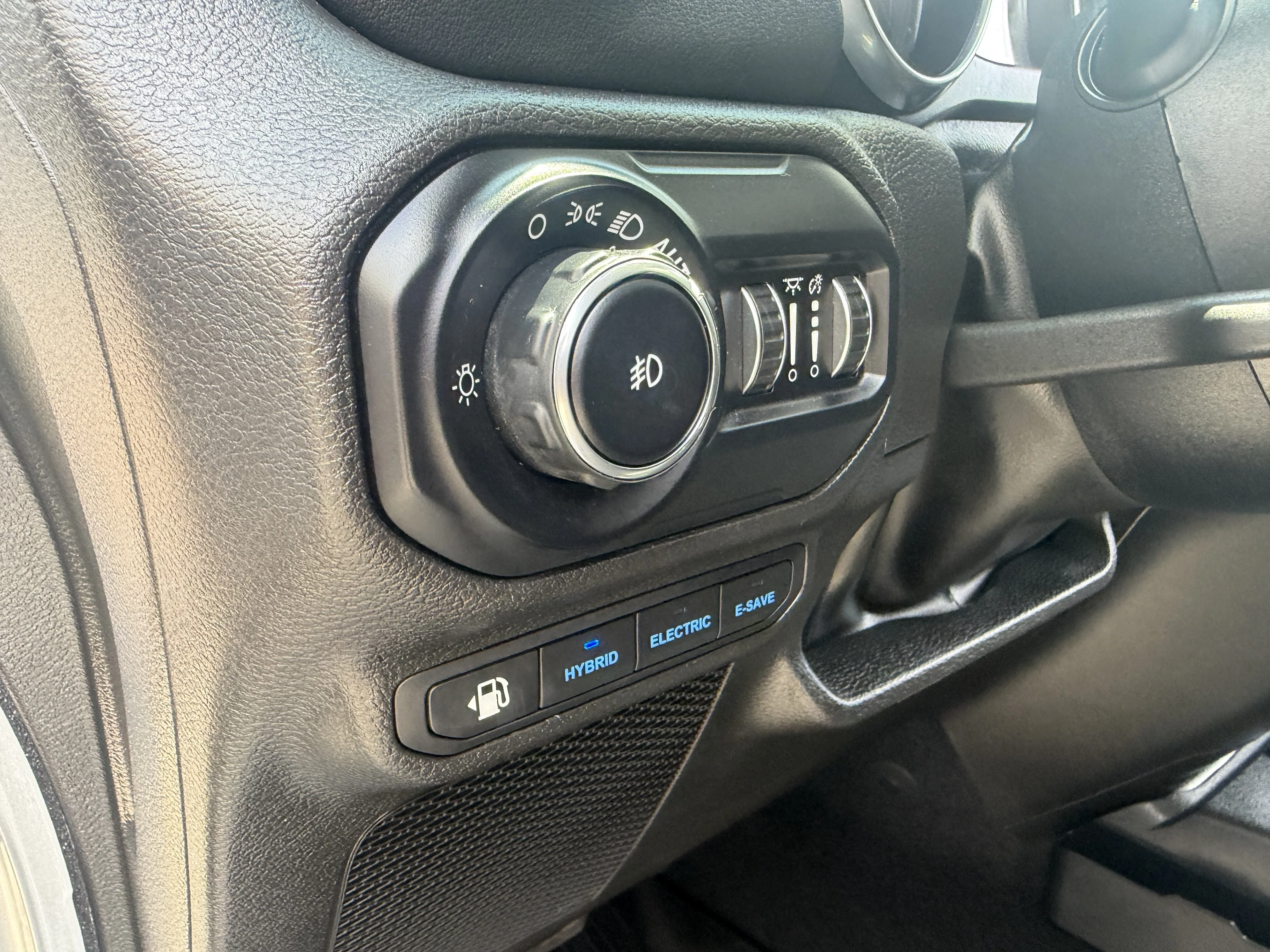 Used 2022 Silver Zynith Clearcoat Jeep Unlimited Sahara image 42
