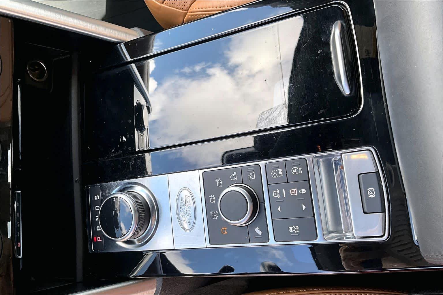 Used 2018 Fuji White Land Rover HSE Luxury image 16