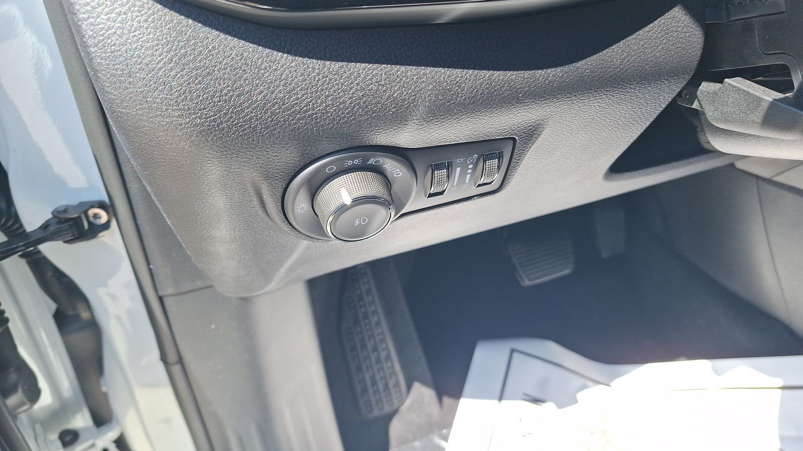 New 2026 Bright White Clear-Coat Exterior Paint Jeep Latitude image 16