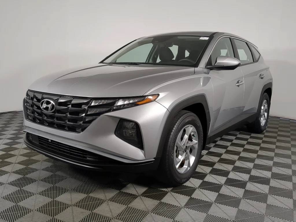 Used 2023 Silver Hyundai SE image 5