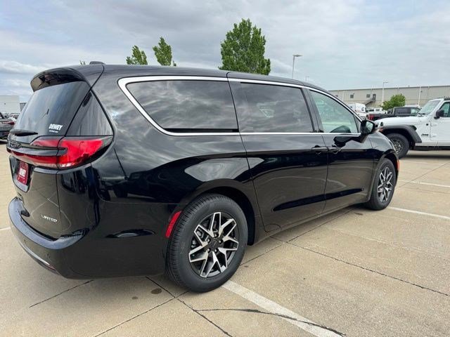 New 2027 Diamond Black Crystal Pearl-Coat Exterior Paint Chrysler Limited image 6