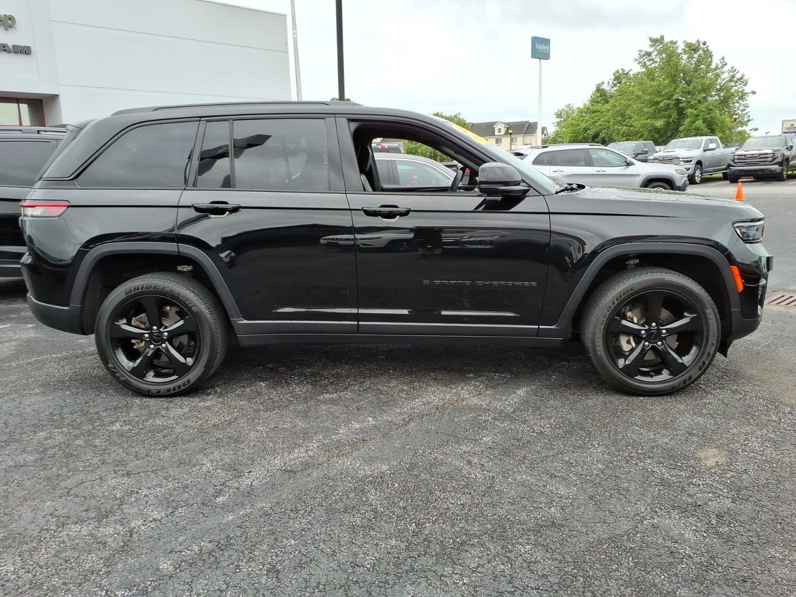 Certified Used 2024 Diamond Black Crystal Pearl Coat Jeep Altitude image 4