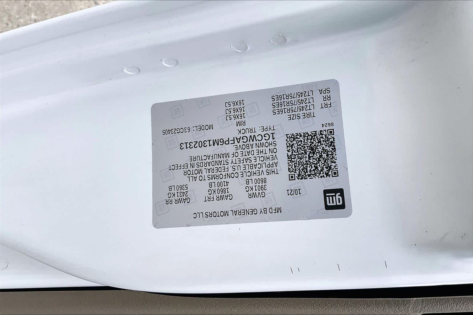 Used 2021 Summit White Chevrolet  image 32
