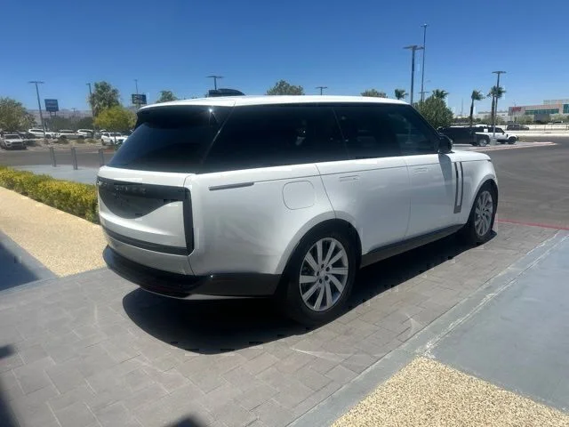 Used 2024  Land Rover SE image 5