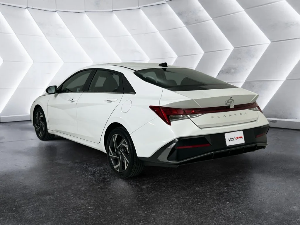 Used 2024 White Hyundai SEL image 6