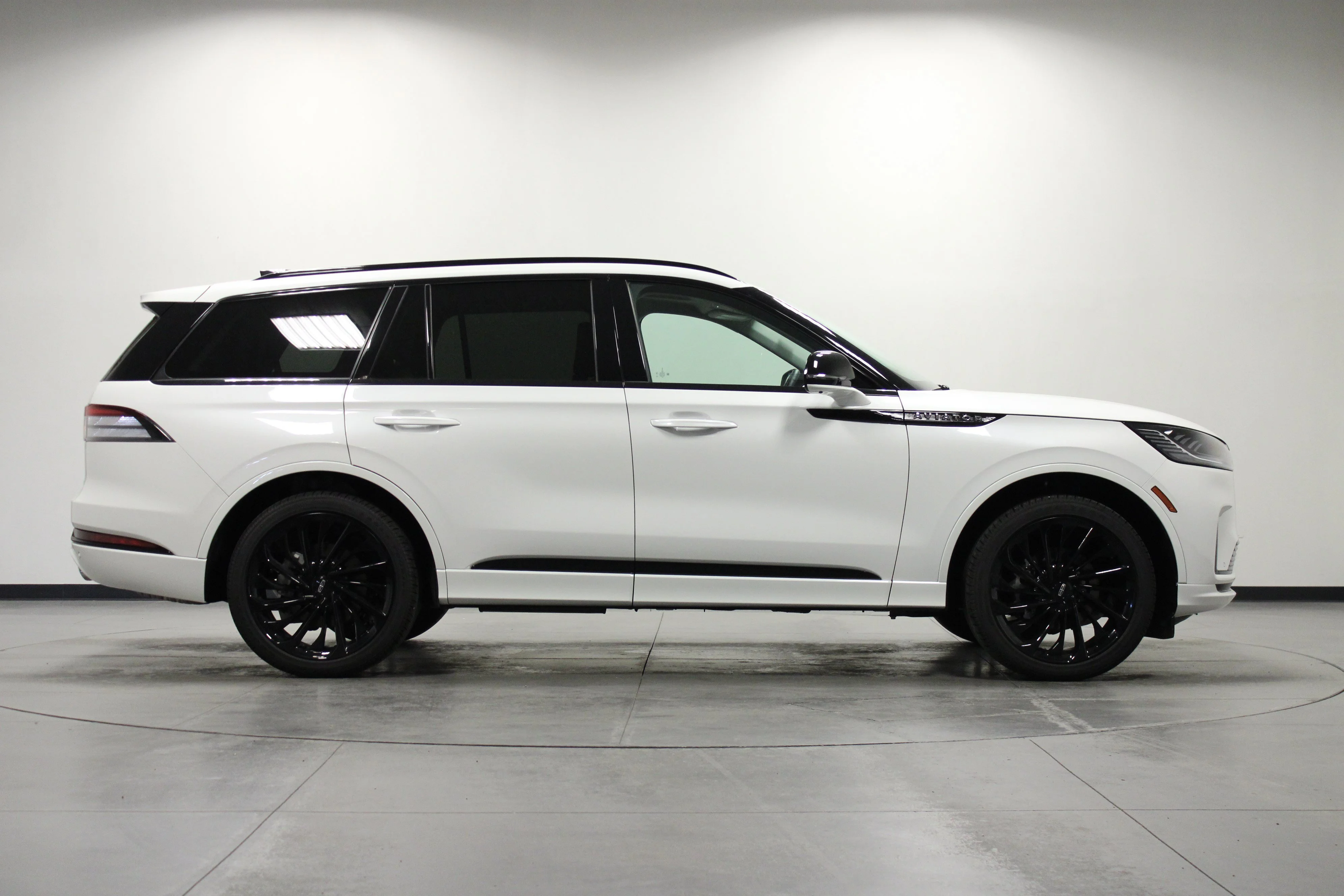 Used 2026 Pristine White Metallic Tri-Coat Lincoln Reserve image 3