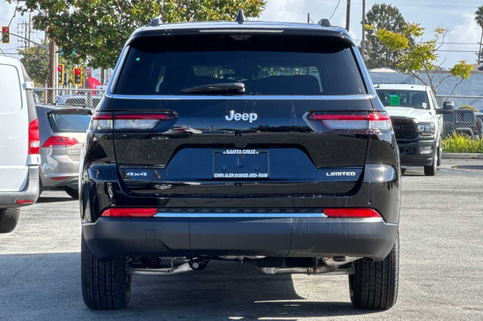 New 2025 Diamond Black Crystal Pearl-Coat Exterior Paint Jeep Limited image 5