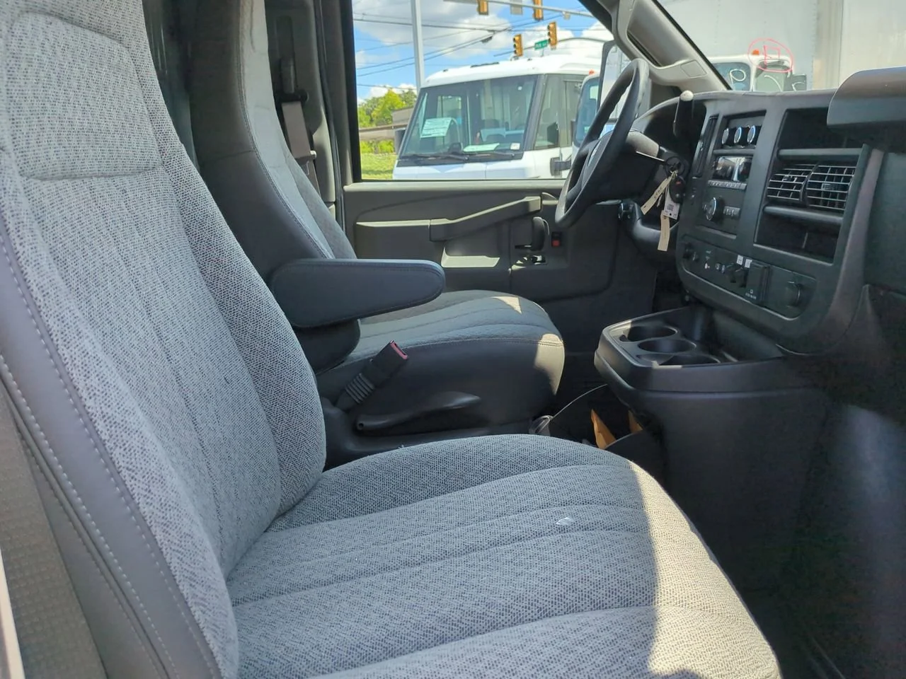 New 2025 Summit White Chevrolet 1WT image 25