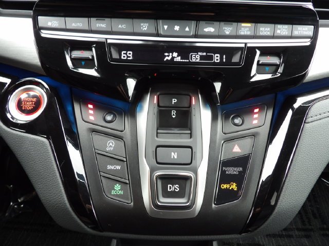 Certified Used 2025 Solar Silver Metallic Honda Touring image 33