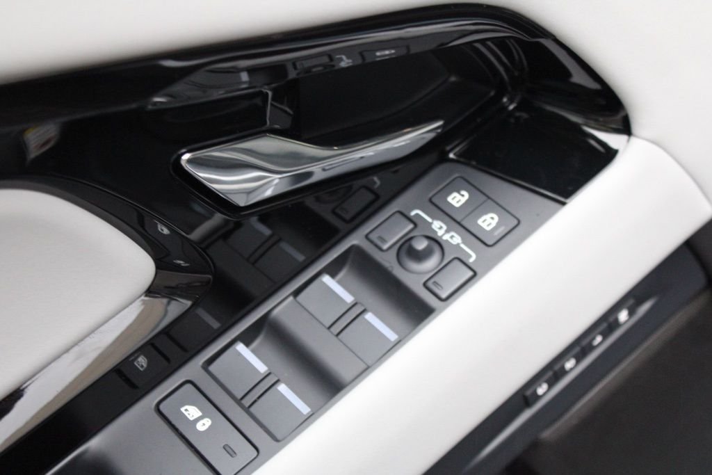 Used 2026  Land Rover Dynamic image 12
