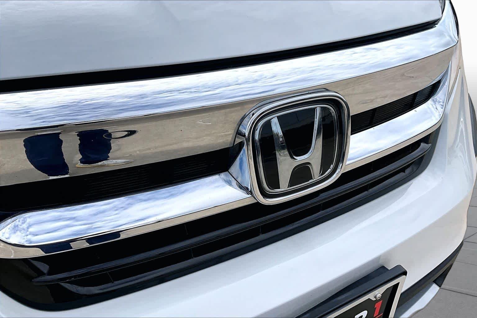Used 2022 Platinum White Pearl Honda Touring 8-Passenger image 30