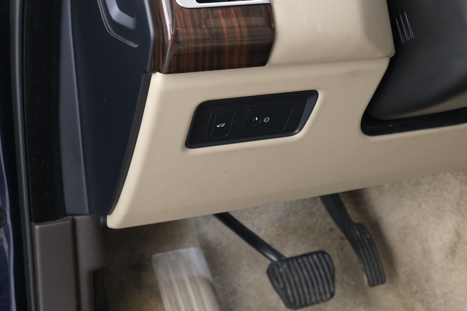 Used 2016 Loire Blue Land Rover 3.0L V6 Supercharged HSE image 26