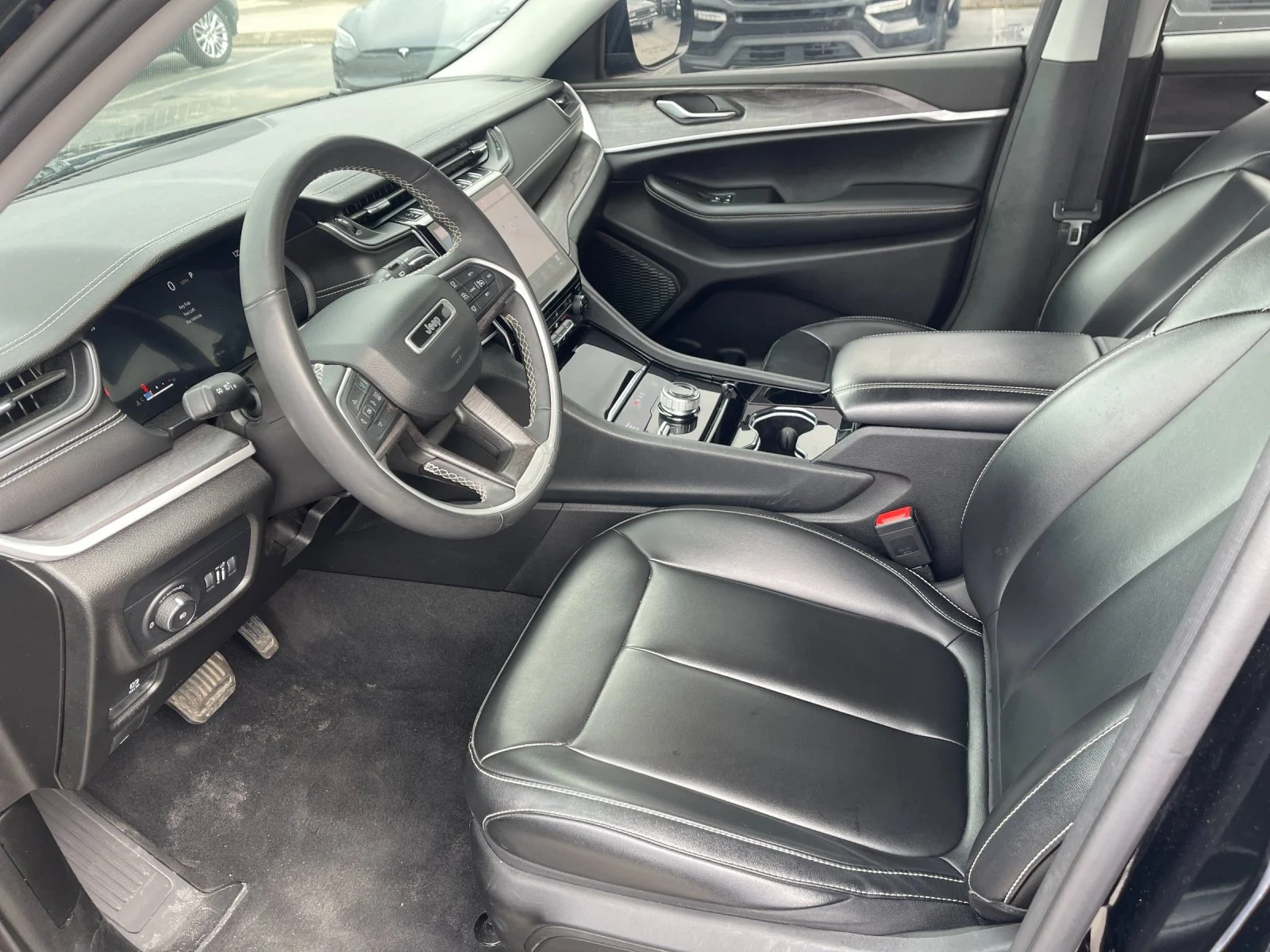 Used 2023  Jeep Limited image 11