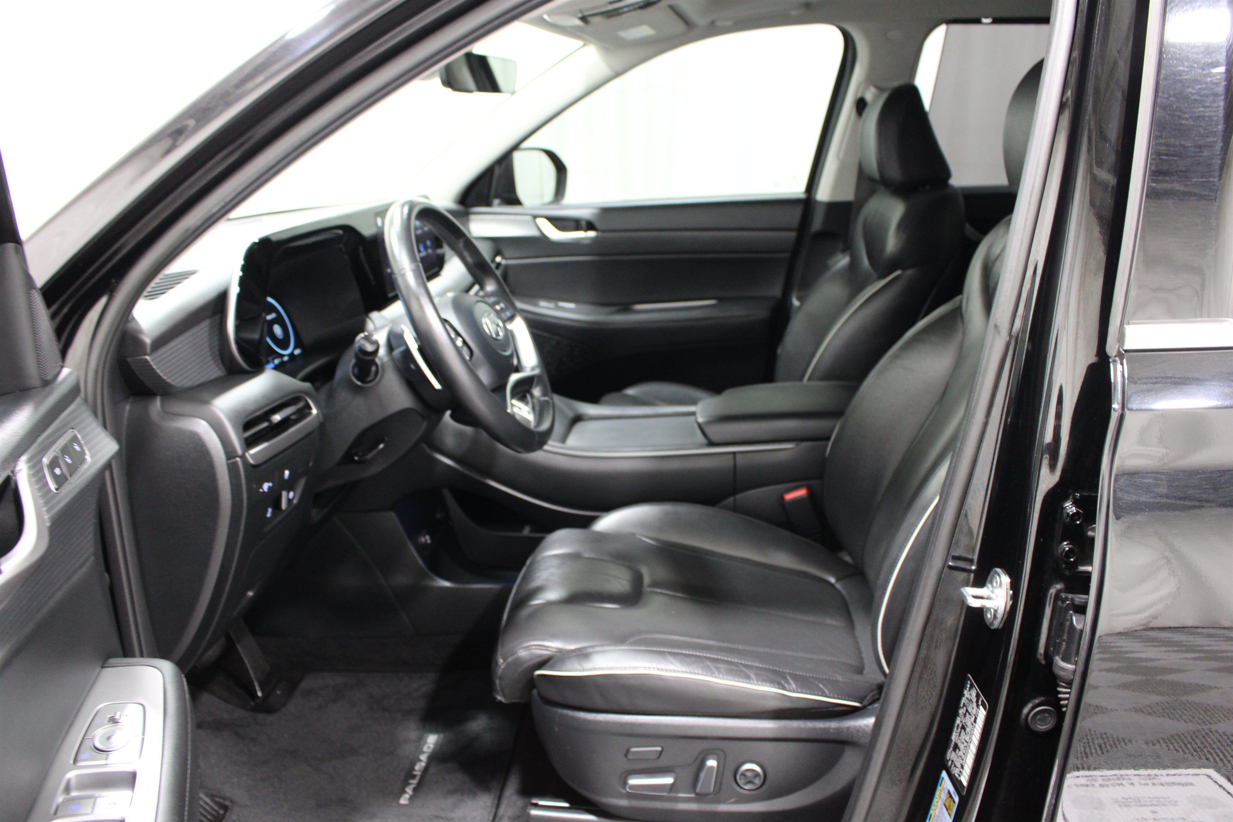 Used 2023 Abyss Black Pearl Hyundai Limited image 3
