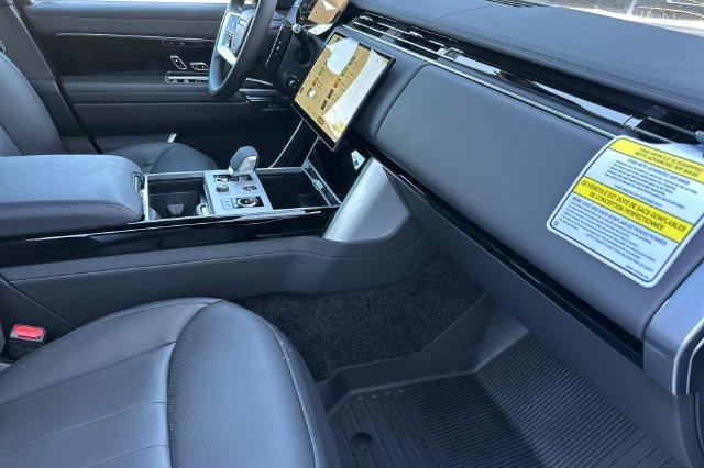 New 2027 Santorini Black Land Rover SE image 15