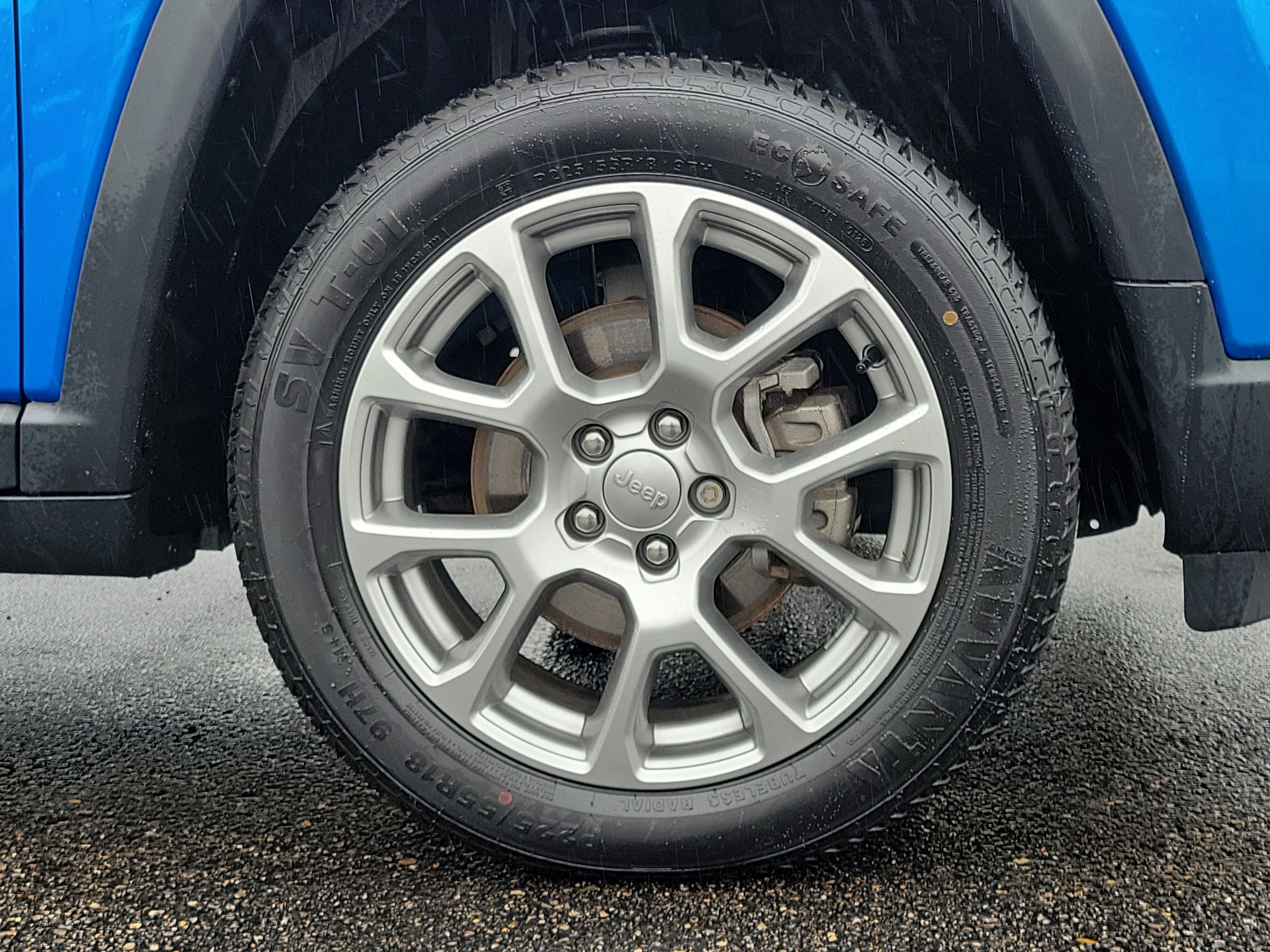 Used 2022 Laser Blue Pearlcoat Jeep Latitude Lux image 5