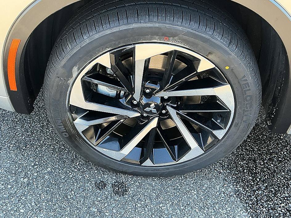 Used 2022 Silver Mitsubishi SEL image 9
