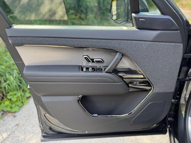 New 2027  Land Rover SE image 8