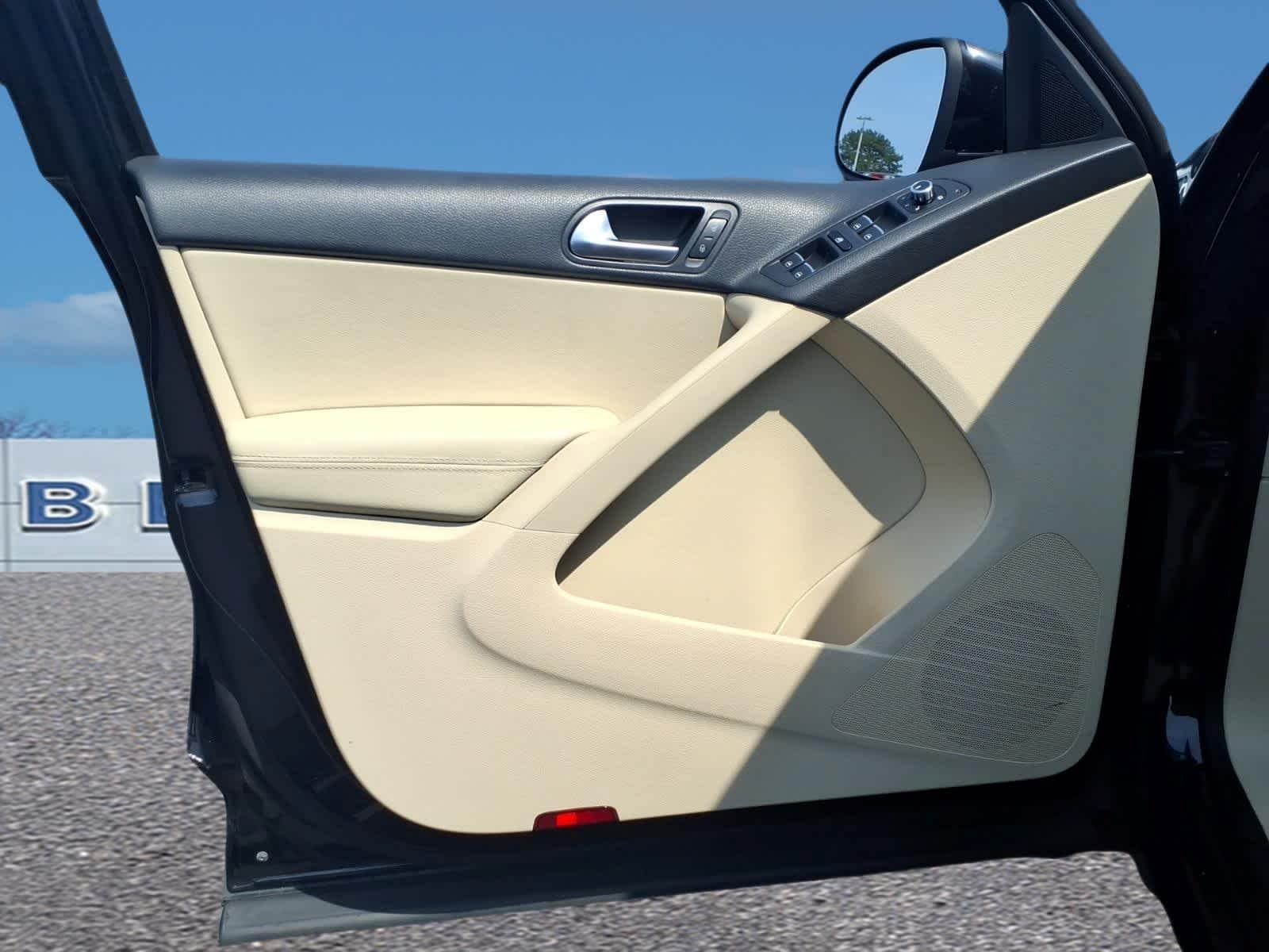 Used 2013 Deep Black Metallic Volkswagen SE w/Sunroof & Nav image 11