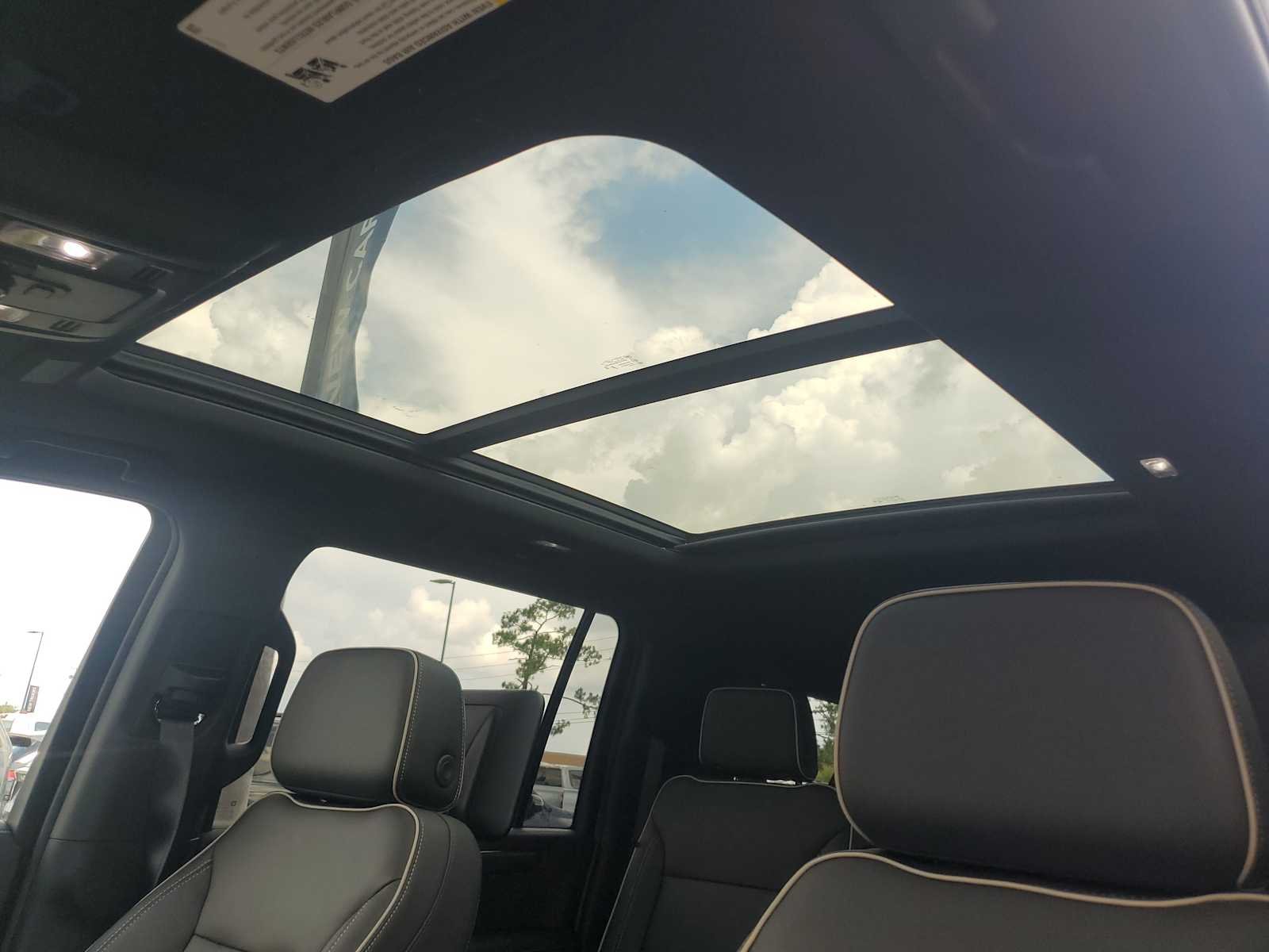 2025 Chevrolet Suburban Premier - Photo 25