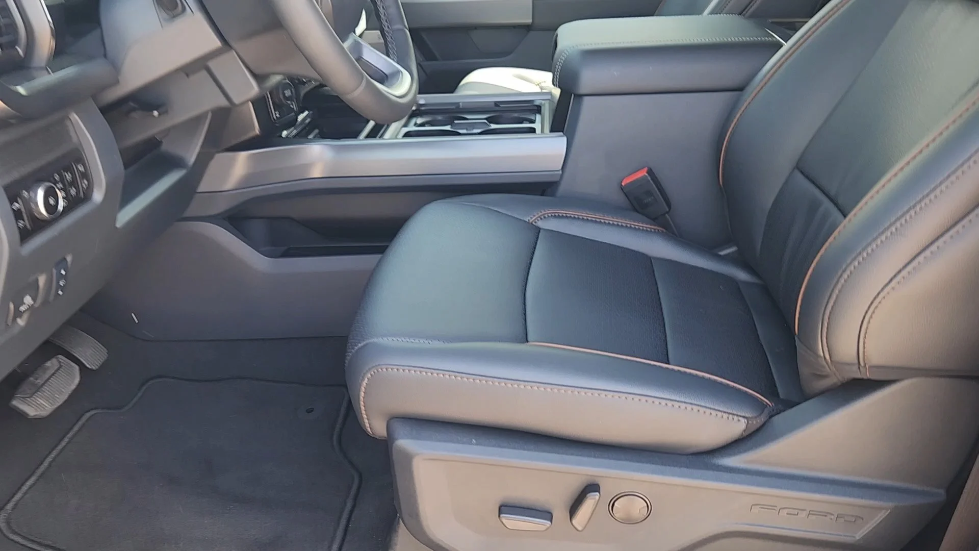 New 2026 Carbonized Gray Metallic Ford LARIAT image 32