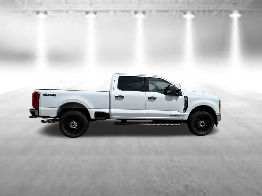 Used 2026 Oxford White Ford XLT image 3