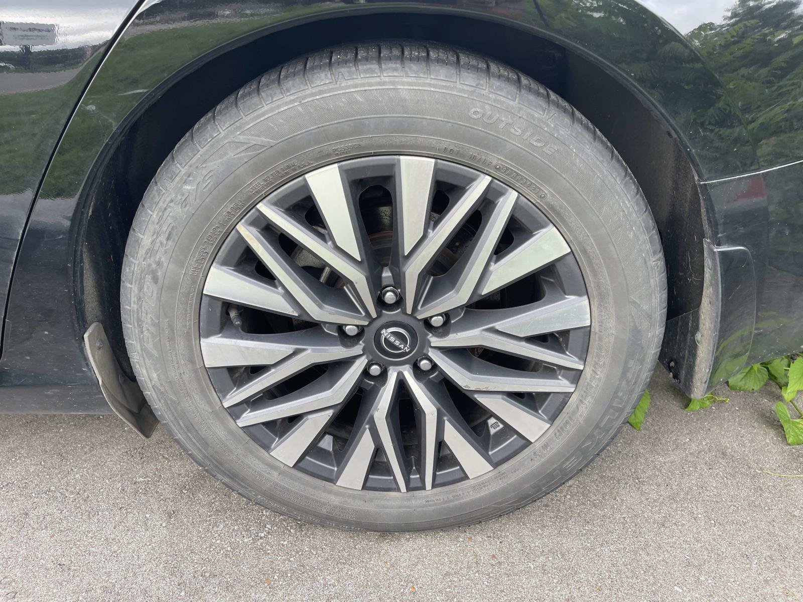 Used 2023 Super Black Nissan 2.5 SV image 7