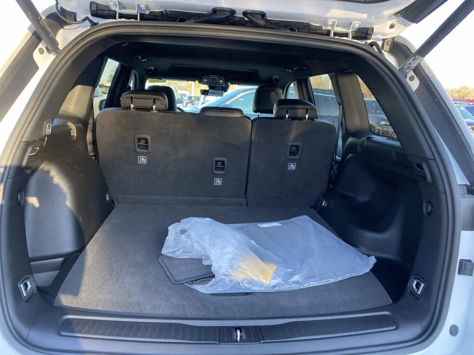 New 2026 Bright White Clear-Coat Exterior Paint Jeep Laredo Altitude image 5