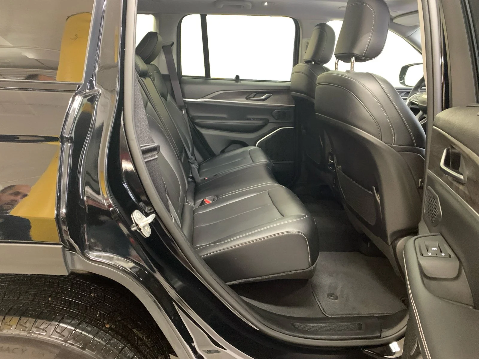 New 2023 Diamond Black Crystal Pearl Jeep  image 18