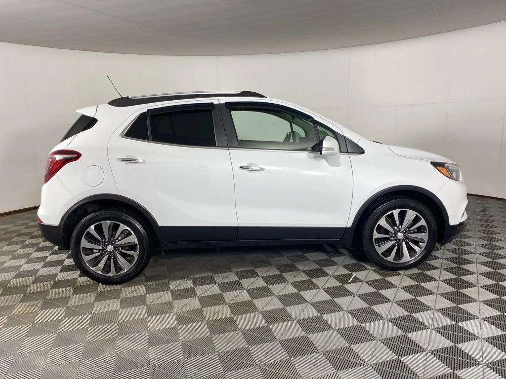 Used 2017 Summit White Buick Essence image 8