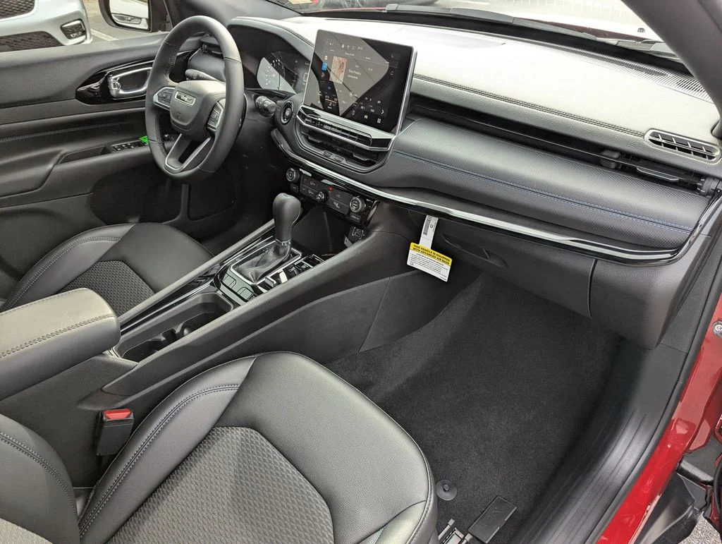 New 2026 Red Hot Pearlcoat Jeep Latitude image 33