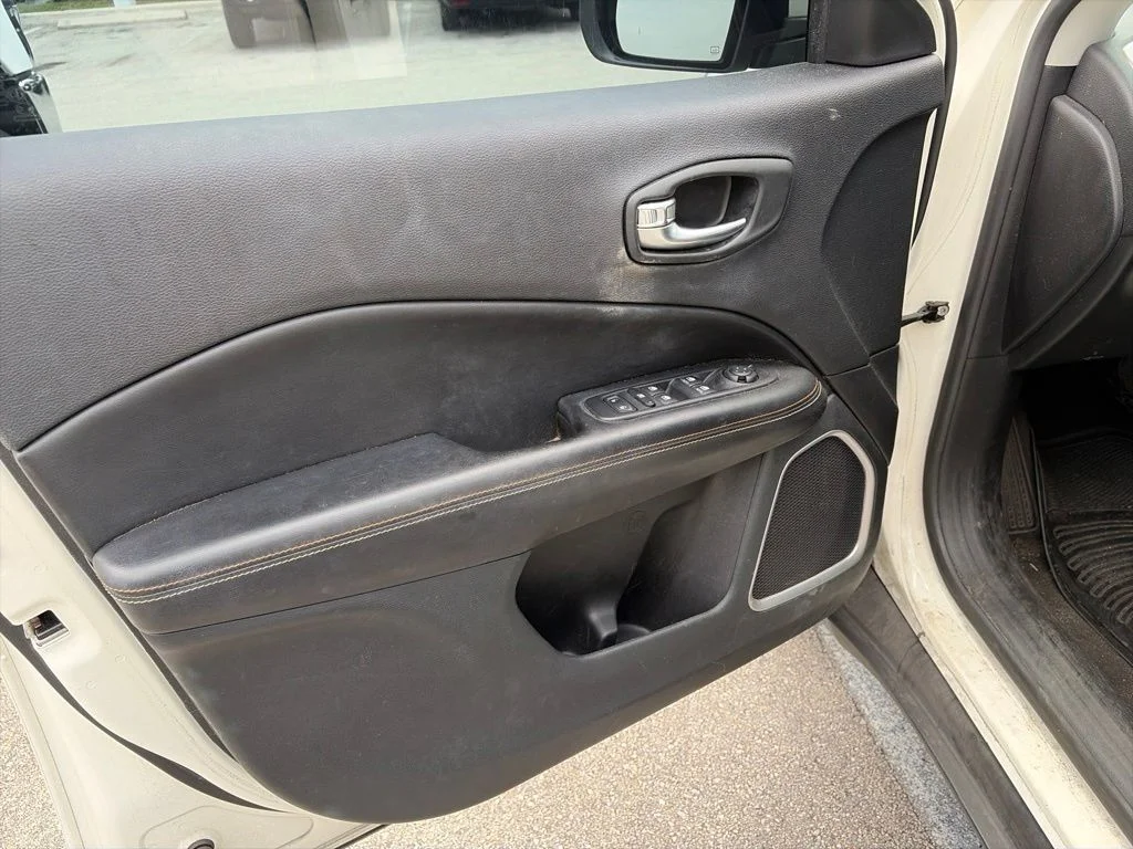 Used 2020 White Clearcoat Jeep Latitude image 7