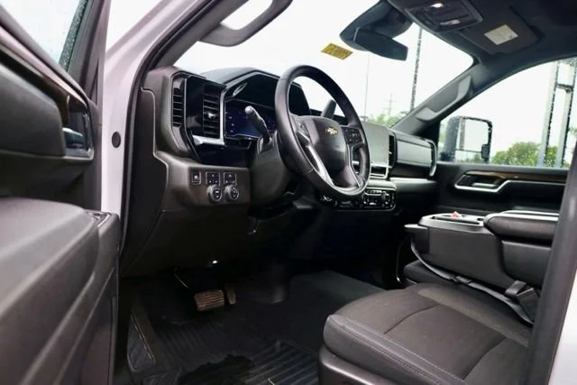 Used 2025 Summit White Chevrolet LT image 16
