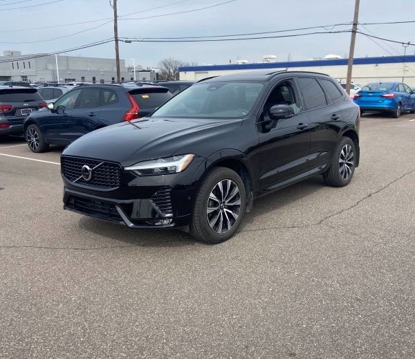 2023 Volvo XC60 B5 Plus Dark Theme AWD's photo