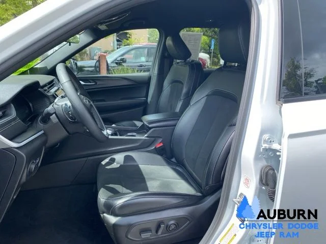 Used 2025 White Jeep Altitude image 30
