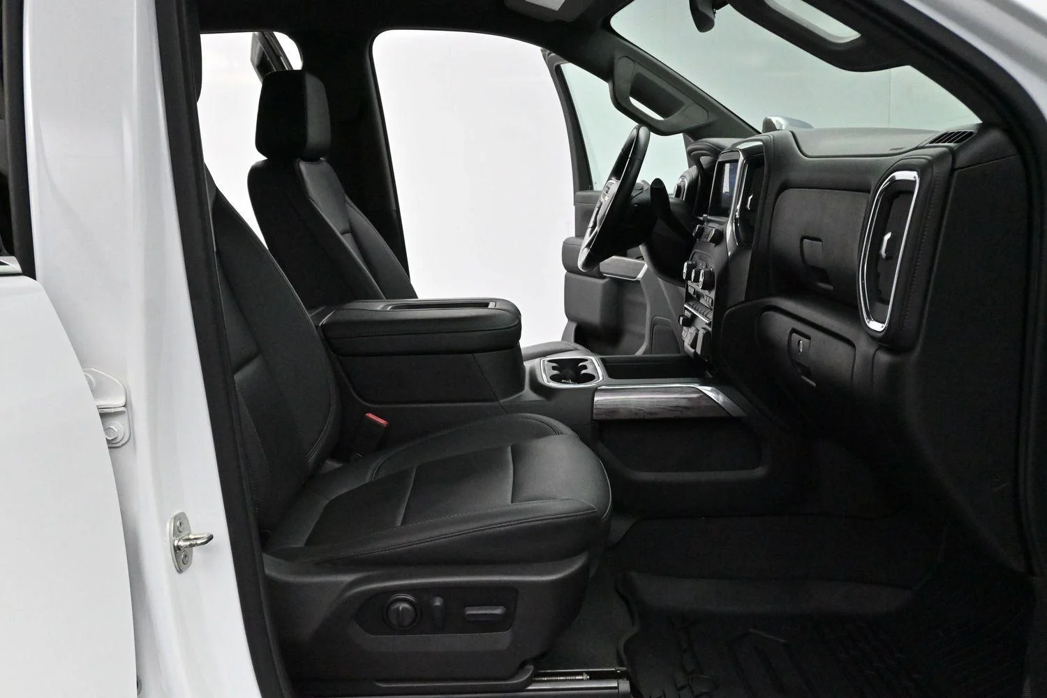 Used 2022 Summit White Chevrolet LTZ image 31