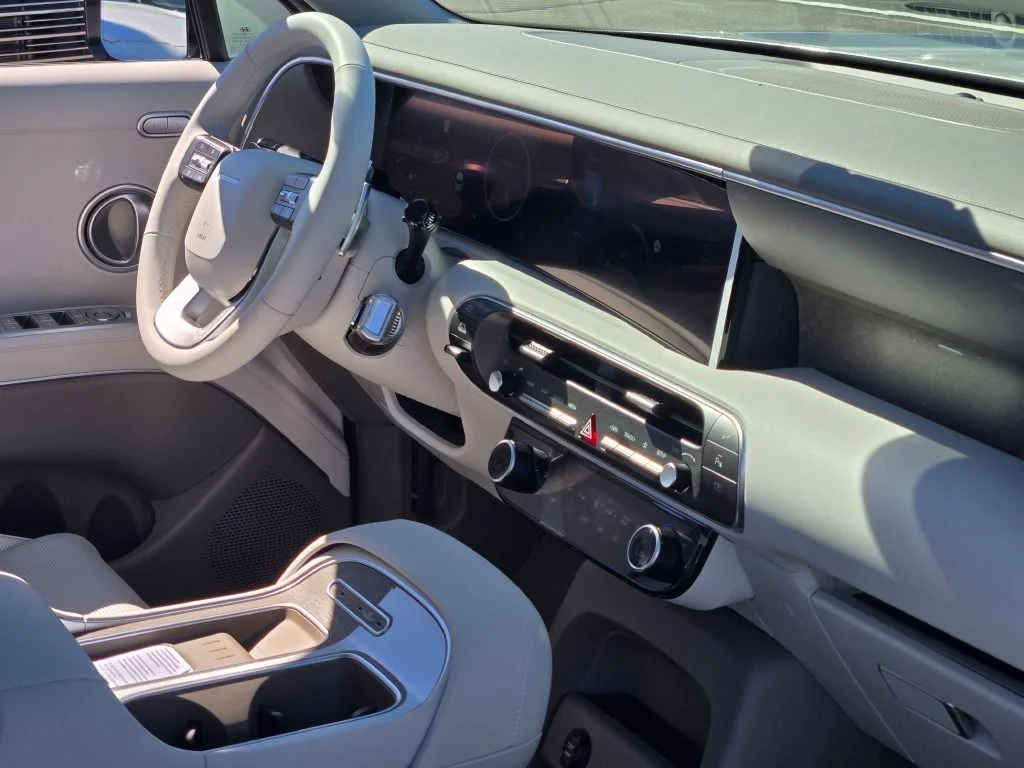 New 2026 Silver Metallic Hyundai Limited image 9