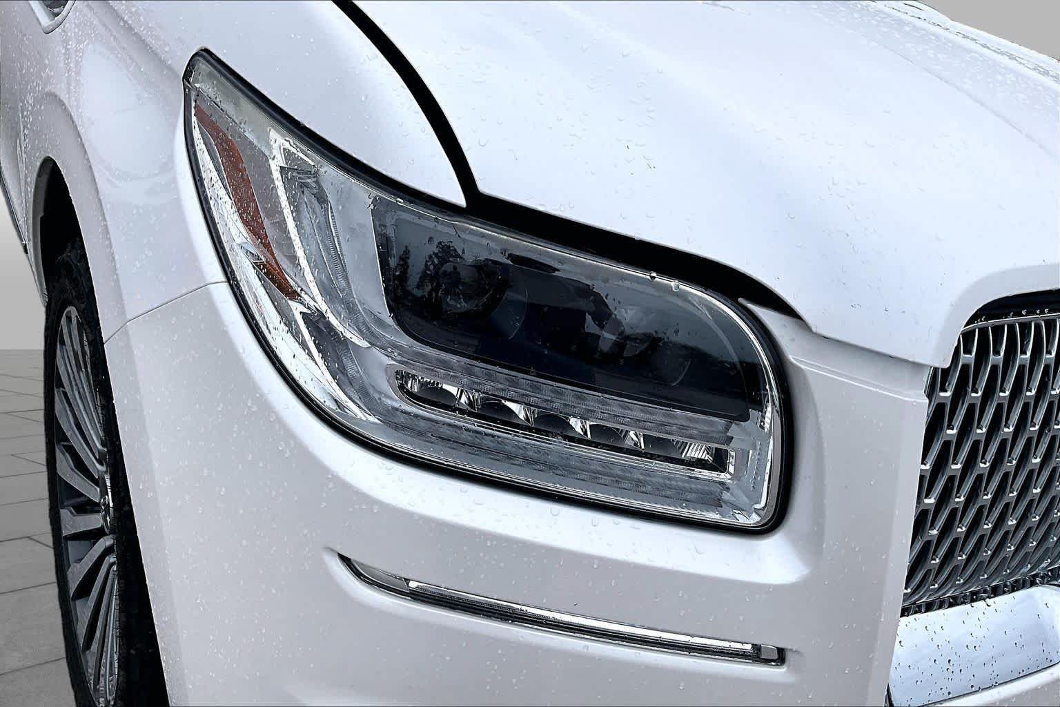 Used 2018 White Platinum Metallic Tri-Coat Lincoln Reserve image 28