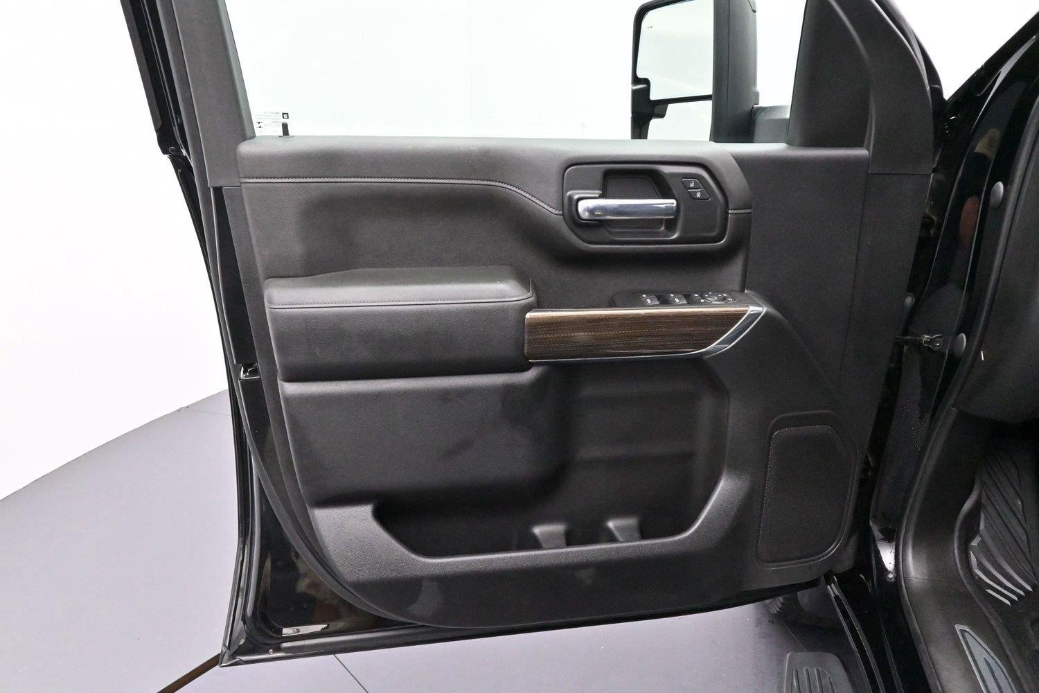 Used 2020 BLACK Chevrolet LT image 10